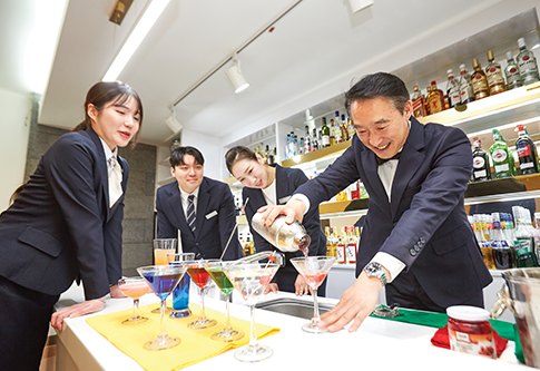 酒店航空观光系调酒实训课